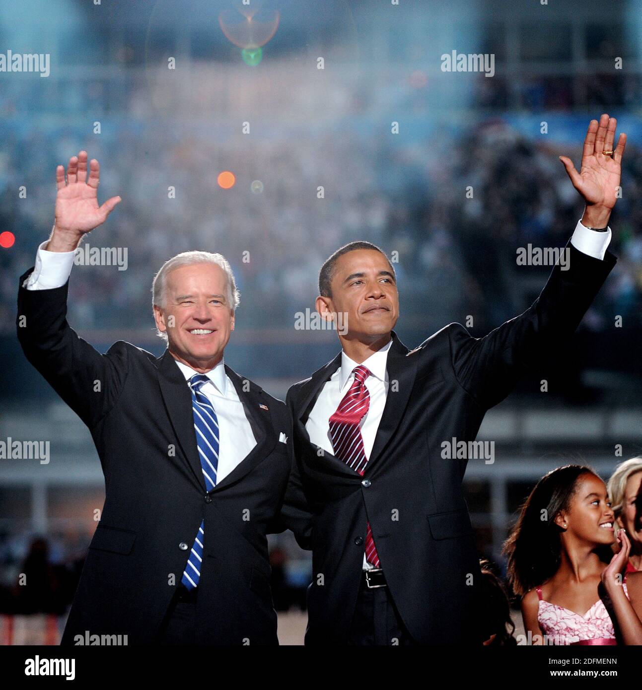 File photo - candidato democratico alla presidenza Barack Obama (R) e vice candidato presidenziale Joe Biden riconoscono i saluti della convenzione a seguito del discorso di accettazione di Obama il giorno quattro della Convenzione Nazionale Democratica a Invesco Field a Mile High a Denver, CO, USA il giovedì 28 agosto 2008. Il prossimo memoriale dell'ex presidente Barack Obama "A Promised Land" sarà rilasciato il 17 novembre in formato hardcover, digitale e audiolibro. Foto di Olivier Douliery/ABACAPRESS.COM Foto Stock