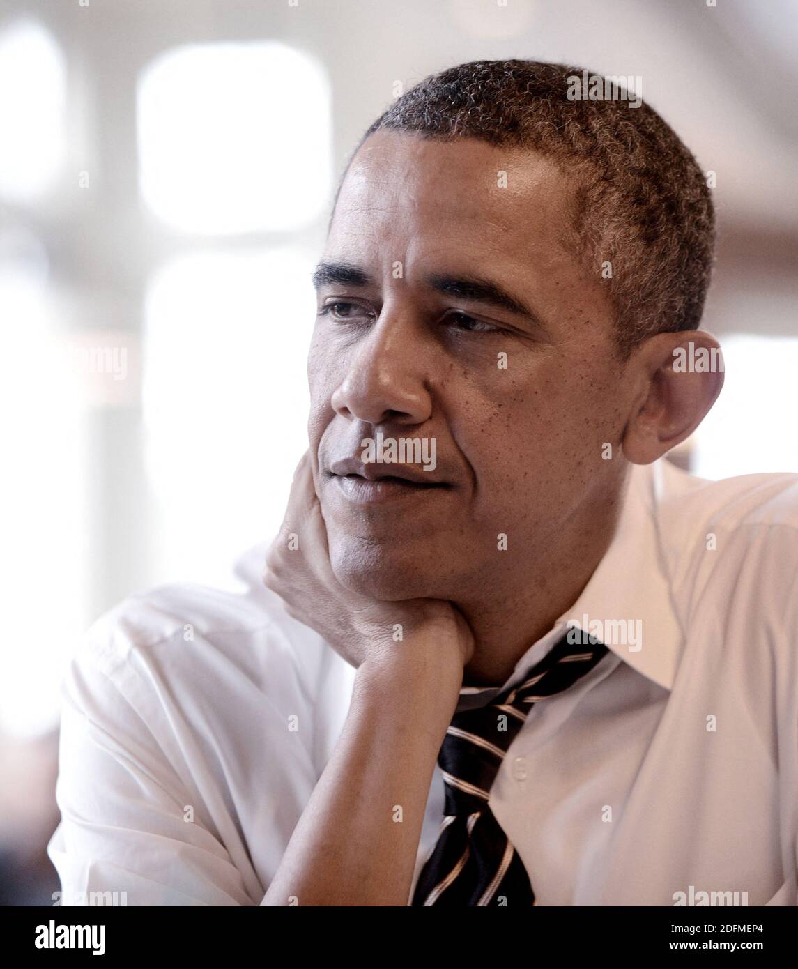 File photo - il presidente degli Stati Uniti Barack Obama guarda durante un pranzo con cinque giovani al ristorante Coupe nella sezione Columbia Heights di Washington, DC, USA il 10 gennaio 2014 . Il Presidente ha voluto sentire direttamente dai giovani le loro esperienze che diffondono la parola sull'importanza di sottoscrivere un'assicurazione sanitaria di qualità e a prezzi accessibili e ringraziarli per i loro sforzi. Il prossimo memoriale dell'ex presidente Barack Obama "A Promised Land" sarà rilasciato il 17 novembre in formato hardcover, digitale e audiolibro. Foto di Olivier Douliery/ABACAPRESS.COM Foto Stock