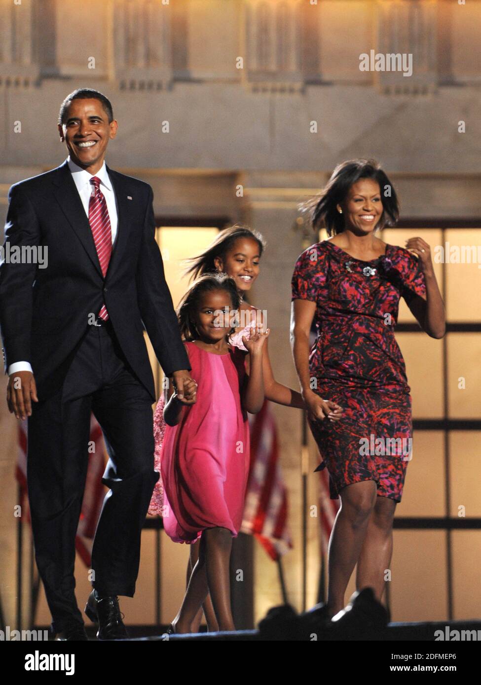 File photo - il candidato presidenziale democratico Barack Obama, sua moglie, Michelle, e le loro figlie Sacha e Malia escono a salutare la folla al Democratic National Convention a Invesco Field a Mile High a Denver, CO, USA giovedì 28 agosto 2008. Il prossimo memoriale dell'ex presidente Barack Obama "A Promised Land" sarà rilasciato il 17 novembre in formato hardcover, digitale e audiolibro. Foto di Olivier Douliery/ABACAPRESS.COM Foto Stock