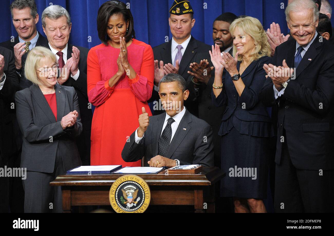 File photo - il presidente degli Stati Uniti Barack Obama dà un pollice-in su dopo che ha firmato la legislazione in legge che fornirà i crediti di imposta per contribuire a mettere i veterani di nuovo al lavoro ad una cerimonia nell'edificio di Einsenhower a Washington, DC, Stati Uniti, il 21 novembre 2011. - New First Lady of the United States Jill Biden è un insegnante di 69 anni. Insegnante di inglese al college pubblico, intende continuare la sua professione come First Lady. Il prossimo memoriale dell'ex presidente Barack Obama "A Promised Land" sarà rilasciato il 17 novembre in formato hardcover, digitale e audiolibro. Foto di Olivier Douliery/ABACAPRESS.COM Foto Stock