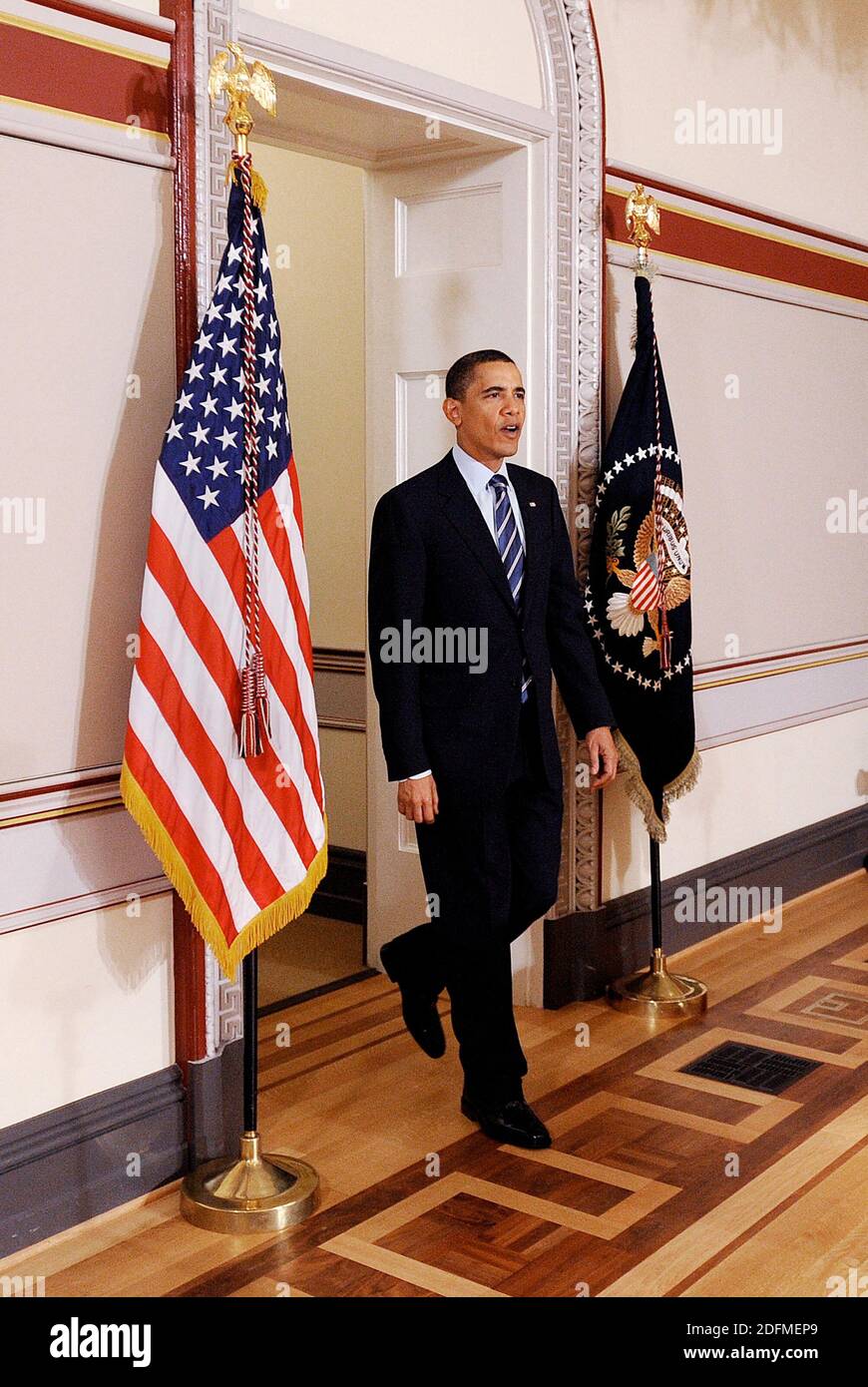 File photo - il presidente Barack Obama cammina nella stanza prima di esprimere commenti sulla creazione di posti di lavoro e la formazione professionale, alla Casa Bianca 8 maggio 2009 a Washington, DC, USA. Il prossimo memoriale dell'ex presidente Barack Obama "A Promised Land" sarà rilasciato il 17 novembre in formato hardcover, digitale e audiolibro. Foto di Olivier Douliery/ABACAPRESS.COM (nella foto:Barack Obama) Foto Stock