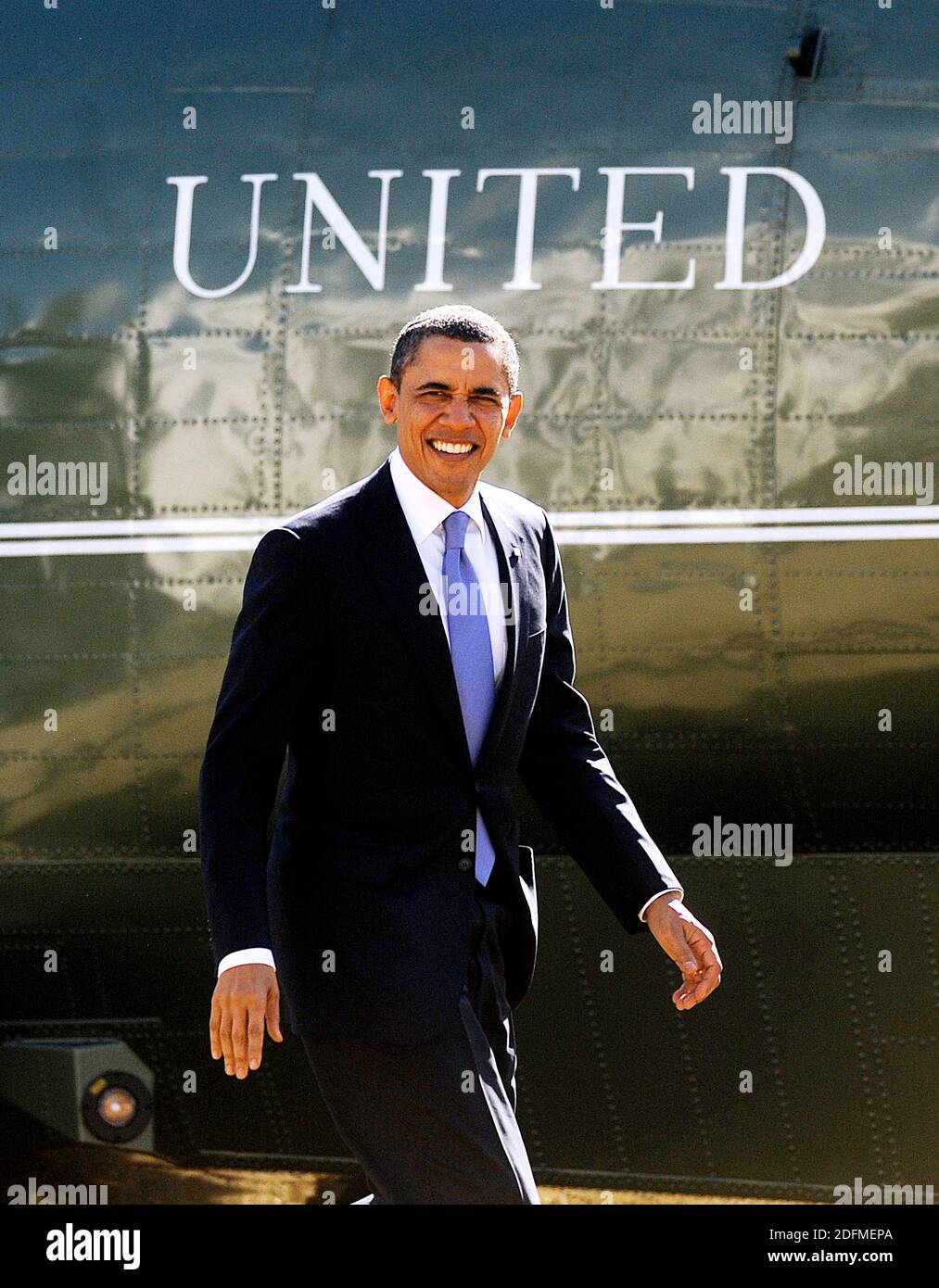 File photo - il presidente degli Stati Uniti Barack Obama cammina sul prato sud della Casa Bianca di nuovo all'ufficio ovale 14 febbraio 2011 a Washington, DC. Obama ha visitato una scuola a Baltimora, Maryland, per parlare di istruzione e di bilancio. Il prossimo memoriale dell'ex presidente Barack Obama "A Promised Land" sarà rilasciato il 17 novembre in formato hardcover, digitale e audiolibro. Foto di Olivier Douliery/ABACAPRESS.COM Foto Stock