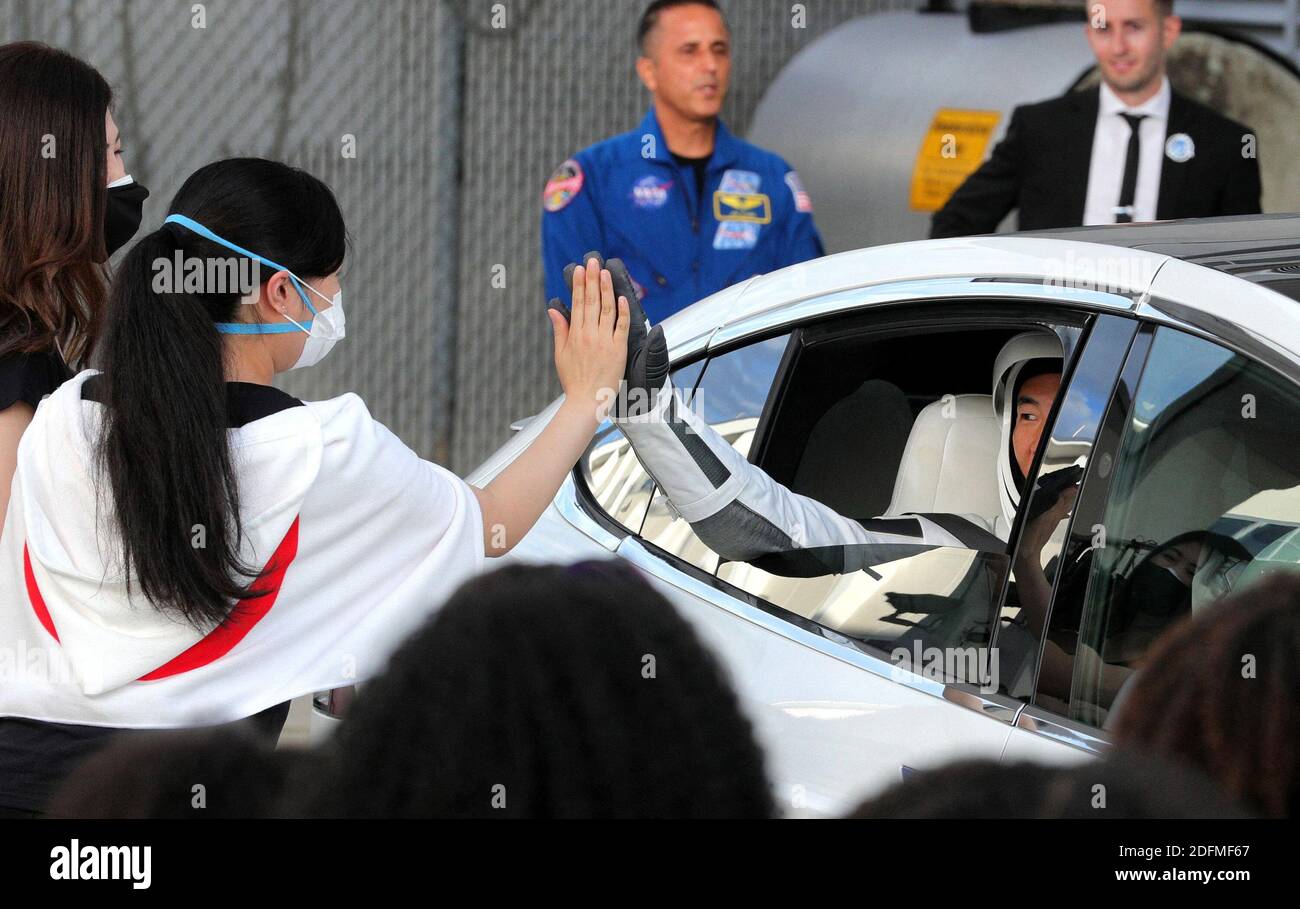 NO FILM, NO VIDEO, NO TV, NO DOCUMENTARIO, Mission Specialist Soichi Noguchi high-fives un membro della famiglia come astronauti di SpaceX Crew-1 testa per il complesso 39-A per il lancio del Falcon 9 razzo alla Stazione spaziale Internazionale, Domenica, 15 novembre 2020, al Kennedy Space Center, FL, USA. Foto di Joe Burbank/Orlando Sentinel/TNS/ABACAPRESS.COM Foto Stock