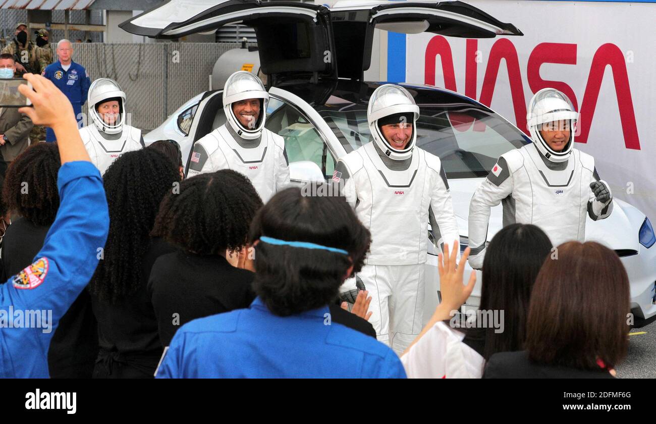 NO FILM, NO VIDEO, NO TV, NO DOCUMENTARIO, gli astronauti di SpaceX Crew-1 testa per il complesso 39-A per il lancio del Falcon 9 razzo alla Stazione spaziale Internazionale, Domenica 15 novembre 2020, al Kennedy Space Center, FL, USA. Da sinistra, il pilota Victor Glover, lo specialista in missioni Shannon Walker, il comandante delle navicelle Michael Hopkins e lo specialista in missioni Soichi Noguchi. Foto di Joe Burbank/Orlando Sentinel/TNS/ABACAPRESS.COM Foto Stock