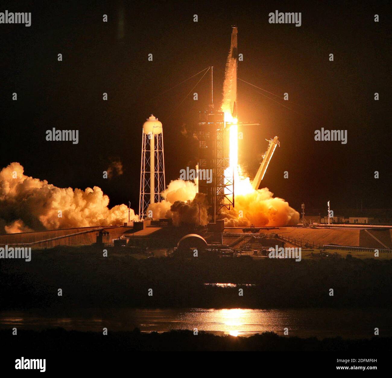 NO FILM, NO VIDEO, NO TV, NO DOCUMENTARIO, il razzo Falcon 9 che trasporta gli astronauti SpaceX Crew-1 si solleva dal complesso di lancio 39-A, guarito alla Stazione spaziale Internazionale, domenica 15 novembre 2020, al Kennedy Space Center, FL, USA. L'equipaggio di quattro persone comprende il pilota Victor Glover, lo specialista in missioni Shannon Walker, il comandante delle navicelle Michael Hopkins e lo specialista in missioni Soichi Noguchi. Foto di Joe Burbank/Orlando Sentinel/TNS/ABACAPRESS.COM Foto Stock