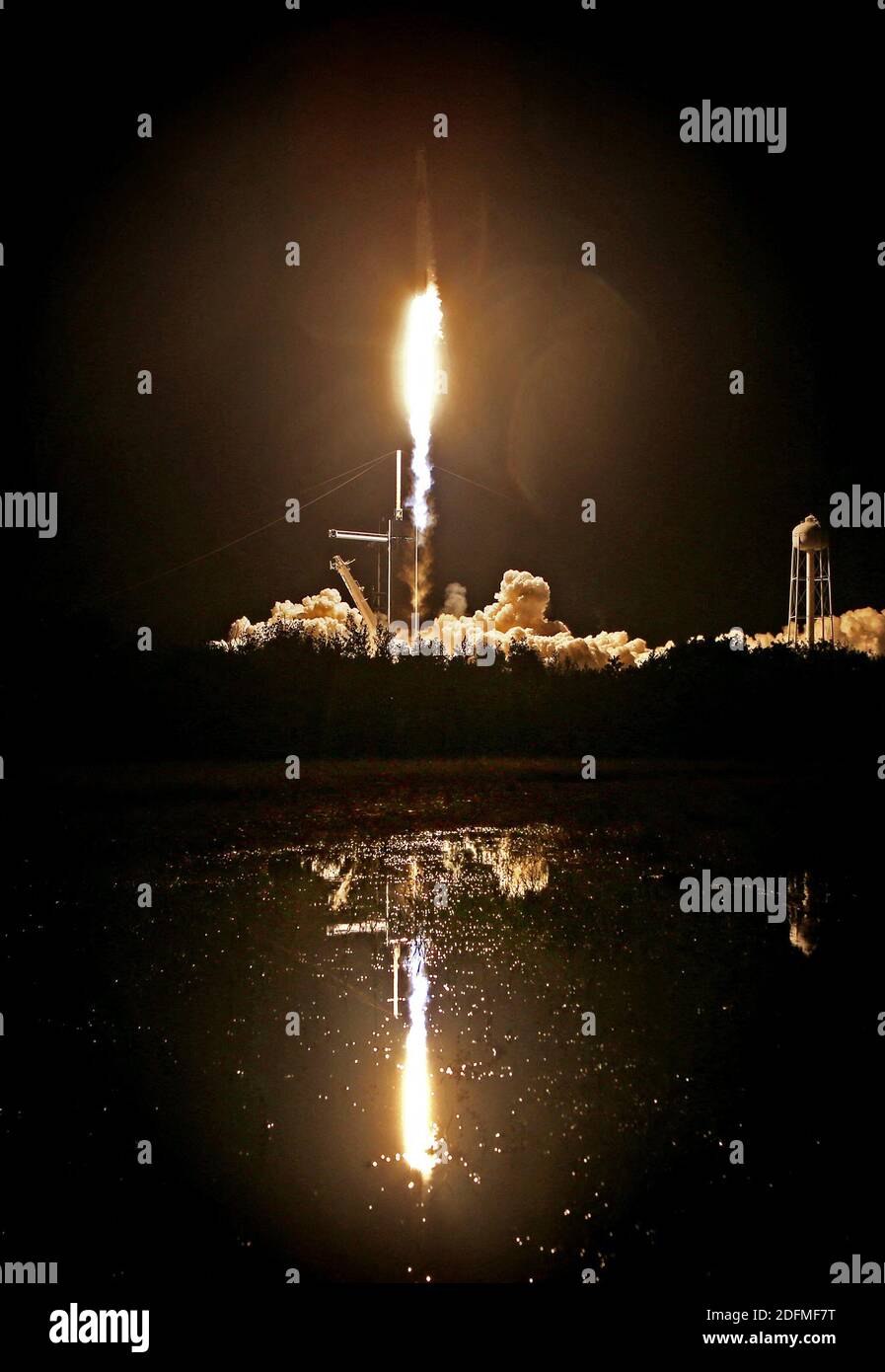 NO FILM, NO VIDEO, NO TV, NO DOCUMENTARIO, riflesso nella vicina palude al Launch Complex 39-A, il razzo Falcon 9 che porta gli astronauti SpaceX Crew-1 si solleva dal Kennedy Space Center, Florida, diretto alla Stazione spaziale Internazionale, domenica 15 novembre 2020, L'equipaggio di quattro persone comprende il pilota Victor Glover, lo specialista in missioni Shannon Walker, il comandante delle navicelle Michael Hopkins e lo specialista in missioni Soichi Noguchi. Foto di Joe Burbank/Orlando Sentinel/TNS/ABACAPRESS.COM Foto Stock
