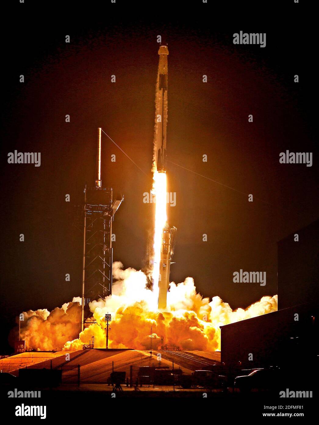 NO FILM, NO VIDEO, NO TV, NO DOCUMENTARIO, il razzo Falcon 9 che porta gli astronauti SpaceX Crew-1 si solleva dal complesso di lancio 39-A, diretto alla Stazione spaziale Internazionale, domenica 15 novembre 2020, al Kennedy Space Center, FL, USA. L'equipaggio di quattro persone comprende il pilota Victor Glover, lo specialista in missioni Shannon Walker, il comandante delle navicelle Michael Hopkins e lo specialista in missioni Soichi Noguchi. Foto di Joe Burbank/Orlando Sentinel/TNS/ABACAPRESS.COM Foto Stock