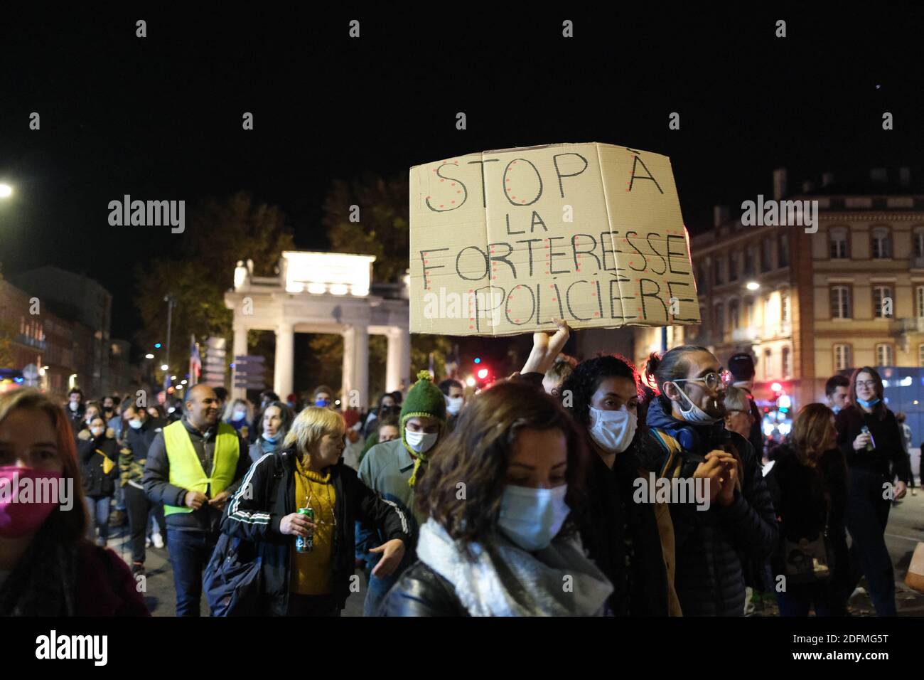 I manifestanti si riuniscono nel corso di una manifestazione convocata dai sindacati dei giornalisti e da altre organizzazioni per protestare contro la proposta di legge sulla 'sicurezza generale?, nei pressi dell'Assemblee Nationale di Parigi, l'Assemblea nazionale francese sta esaminando un disegno di legge proposto dalla maggioranza parlamentare LREM-Agir sulla 'sicurezza generale?; che propone una serie di misure per consolidare la polizia comunale e il settore della sicurezza privata, ma anche disposizioni per proteggere ulteriormente l'applicazione della legge, vittime di una serie di aggressioni. Una delle misure intende "proibire l'uso dannoso" dell'immagine o di qualsiasi altro elemento Foto Stock