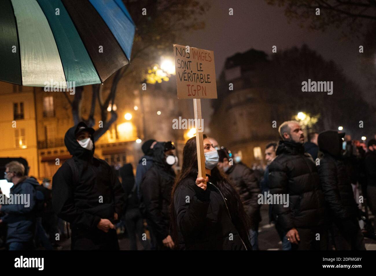 Una donna ha un segno che dice 'le nostre immagini sono il vero IGPN' durante una protesta contro la legge sulla sicurezza globale. L'Assemblea nazionale francese sta esaminando un disegno di legge proposto dalla maggioranza parlamentare LREM-Agir sulla 'sicurezza generale?, che propone una serie di misure per consolidare la polizia comunale e il settore della sicurezza privata, ma anche disposizioni per proteggere ulteriormente l'applicazione della legge, vittime di una serie di aggressioni. Una delle misure intende «vietare l'uso dannoso» dell'immagine «o di qualsiasi altro elemento di identificazione» di agenti di polizia e di gendarmi in intervento, il che sarebbe b Foto Stock