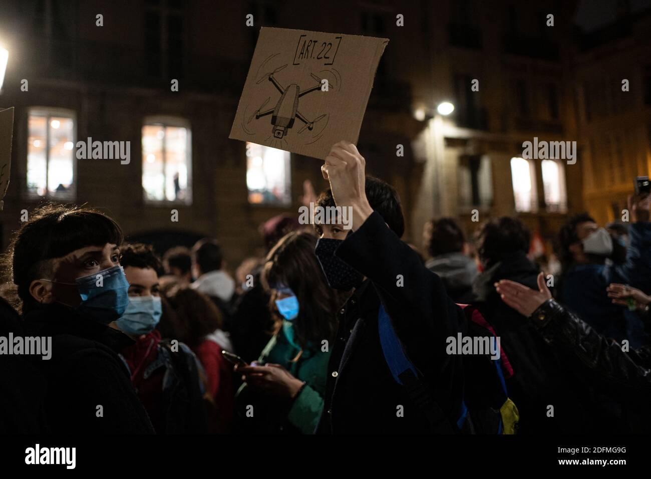 Un manifestante ha un segno che raffigura un drone, mentre durante una protesta contro la legge sulla sicurezza globale. L'Assemblea nazionale francese sta esaminando un disegno di legge proposto dalla maggioranza parlamentare LREM-Agir sulla 'sicurezza generale?, che propone una serie di misure per consolidare la polizia comunale e il settore della sicurezza privata, ma anche disposizioni per proteggere ulteriormente l'applicazione della legge, vittime di una serie di aggressioni. Una delle misure intende "vietare l'uso dannoso" dell'immagine "o di qualsiasi altro elemento di identificazione" di agenti di polizia e di gendarmi in intervento, che sarebbe punibile Foto Stock