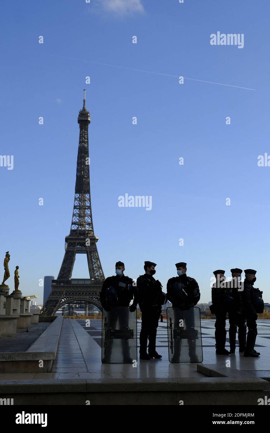 Le barricate della polizia di Riot bloccano l'accesso al Trocadero si affacciano vicino alla Torre Eiffel, mentre i manifestanti si riuniscono su Place du Trocadero vicino alla Torre Eiffel per dimostrare contro la controversa legge sulla sicurezza globale, approvata di recente, a Parigi, La legislazione globale sulla sicurezza approvata dal Parlamento francese mira a vietare la distribuzione di foto in cui gli agenti di polizia e le gendarmi possono essere identificati in modo dannoso per la loro immagine. I manifestanti si sono riuniti vicino alla Torre Eiffel, tra cui i sindacati dei giornalisti, e i membri del Gilet Jaune (gialle) per celebrare il secondo anniversario Foto Stock