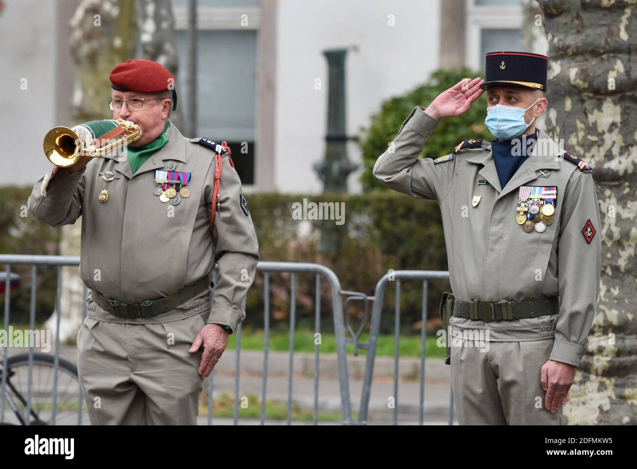 I soldati partecipano ad una cerimonia per il 76° anniversario della liberazione di Strasburgo, Francia orientale, il 23 novembre 2020. "Non distendersi le braccia finché i nostri colori, i nostri bei colori, non sorvolano la Cattedrale di Strasburgo". Il giuramento di Kufra fu compiuto il 23 novembre 1944, quando il generale Leclerc e la seconda divisione blindata francese liberarono Strasburgo. Foto di Nicolas Roses/ABACAPRESS.COM Foto Stock