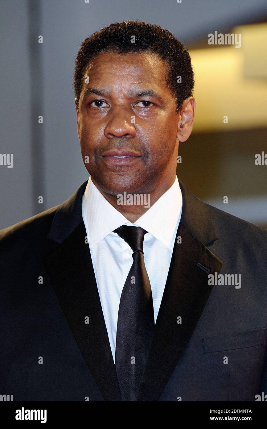 File foto datata 10 settembre 2016 di Denzel Washington che partecipa alla prima 'i sette magnifici' sul Lido di Venezia, Italia nell'ambito della 73a Mostra, Festival Internazionale del Cinema di Venezia. Il New York Times ha nominato Denzel Washington il primo attore più grande del 21 ° secolo. Foto di Aurore Marechal/ABACAPRESS.COM Foto Stock