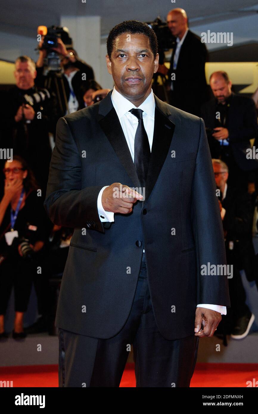 File foto datata 10 settembre 2016 di Denzel Washington che partecipa alla prima 'i sette magnifici' sul Lido di Venezia, Italia nell'ambito della 73a Mostra, Festival Internazionale del Cinema di Venezia. Il New York Times ha nominato Denzel Washington il primo attore più grande del 21 ° secolo. Foto di Aurore Marechal/ABACAPRESS.COM Foto Stock