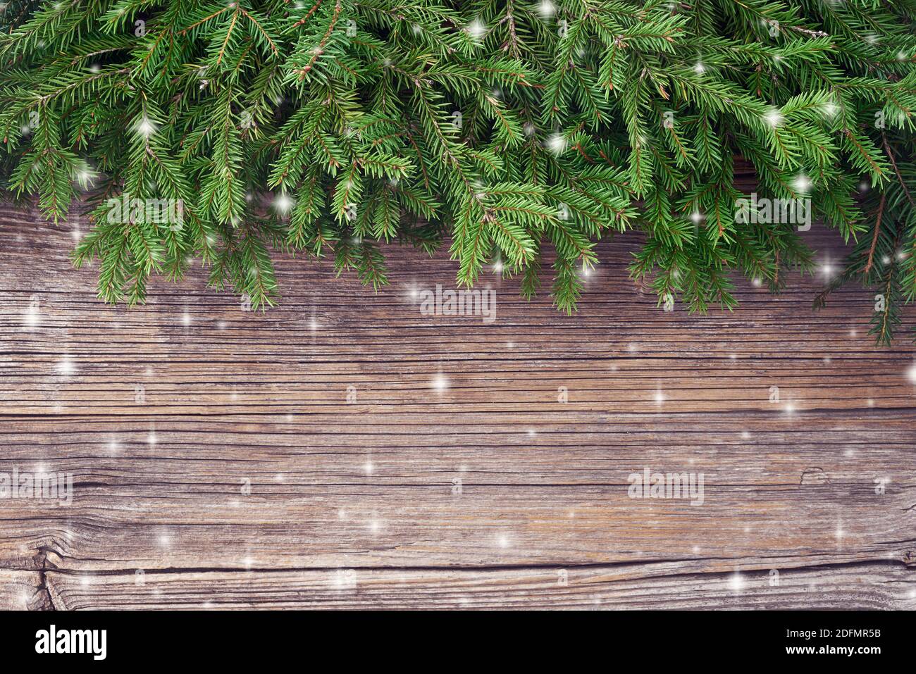 Sfondo di Natale. Rami di abete di Natale su vecchio sfondo di legno. Spazio di copia. Foto Stock