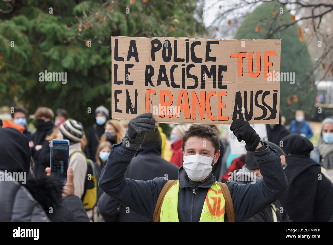 Dimostrazione a Strasburgo contro la legge sulla sicurezza globale e l'articolo 24.circa 3,000 dimostranti hanno marciato per le strade della città, e poi le forze di polizia li hanno ritirati lanciando gas lacrimogeni nella zona della città amministrativa e verso la stazione di polizia. La stampa è stata anche alimentata a gas lacrimogeno mentre i dimostranti erano tra 50m e 100m . 28 novembre 2020, a Strasburgo, Francia nordorientale. Foto di Nicolas Roses/ABACAPRESS.COM Foto Stock