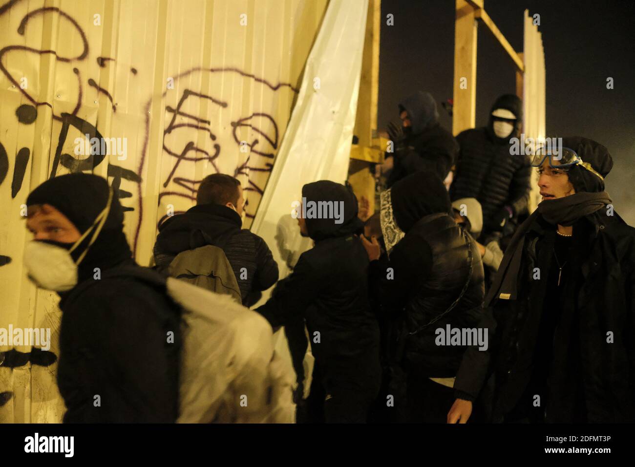 I manifestanti si scontrano con la polizia francese Riot mentre manifestano contro la controversa legge sulla sicurezza globale sottoposta ad approvazione parlamentare, a Parigi, La legislazione globale in materia di sicurezza in corso di approvazione da parte del Parlamento francese mira a vietare la condivisione di foto in cui gli agenti di polizia e le gendarmi possono essere identificati in modo dannoso per la loro immagine. La Francia ha visto diverse proteste contro la legge proposta nella scorsa settimana, ma un recente incidente in cui la polizia francese è stata catturata in riprese con telecamere di sicurezza che battono un uomo nero nel suo studio di registrazione a Parigi ha un ulteriore tue Foto Stock