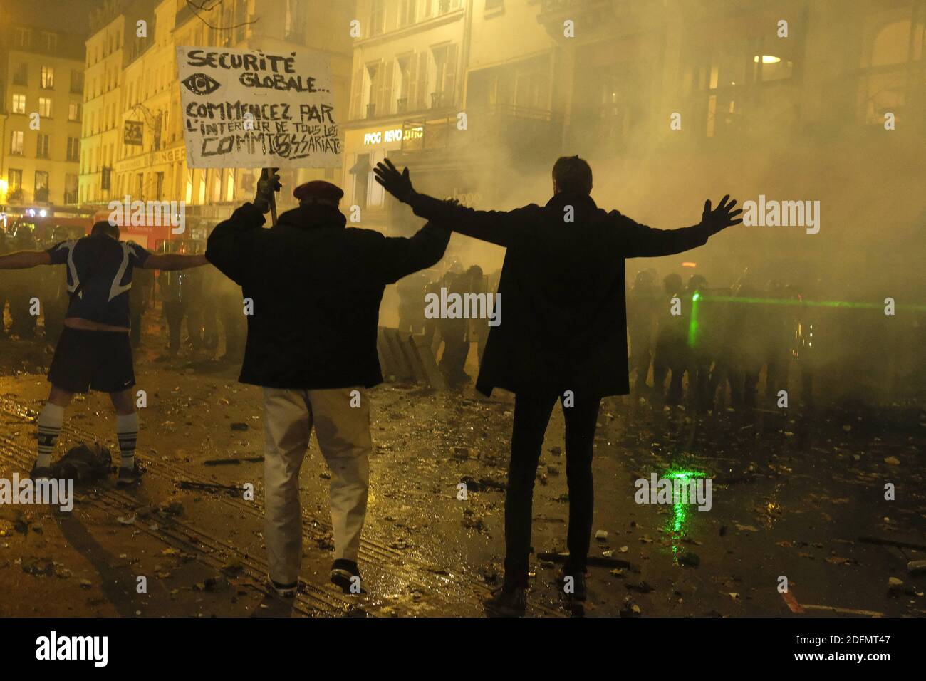 I manifestanti del blocco nero si scontrano con la polizia francese Riot mentre manifestano contro la controversa legge sulla sicurezza globale sottoposta ad approvazione parlamentare, a Parigi, La legislazione globale in materia di sicurezza in corso di approvazione da parte del Parlamento francese mira a vietare la condivisione di foto in cui gli agenti di polizia e le gendarmi possono essere identificati in modo dannoso per la loro immagine. La Francia ha visto diverse proteste contro la legge proposta nella scorsa settimana - ma un recente incidente in cui la polizia francese è stata catturata in riprese di telecamere di sicurezza che battono un uomo nero nel suo studio di registrazione a Parigi ha Foto Stock