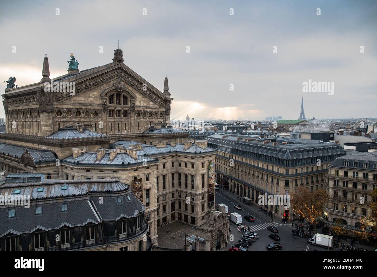 Il retro dell'Opera Garnier è visto dal tetto delle Galeries Lafayette dopo che il governo francese ha facilitato le misure di blocco del Covid-19 e ha permesso a tutti i negozi 'non essenziali' di riaprire a Parigi, Francia, il 29 novembre 2020. Foto di Julie Sebadelha/ABACAPRESS.COM Foto Stock