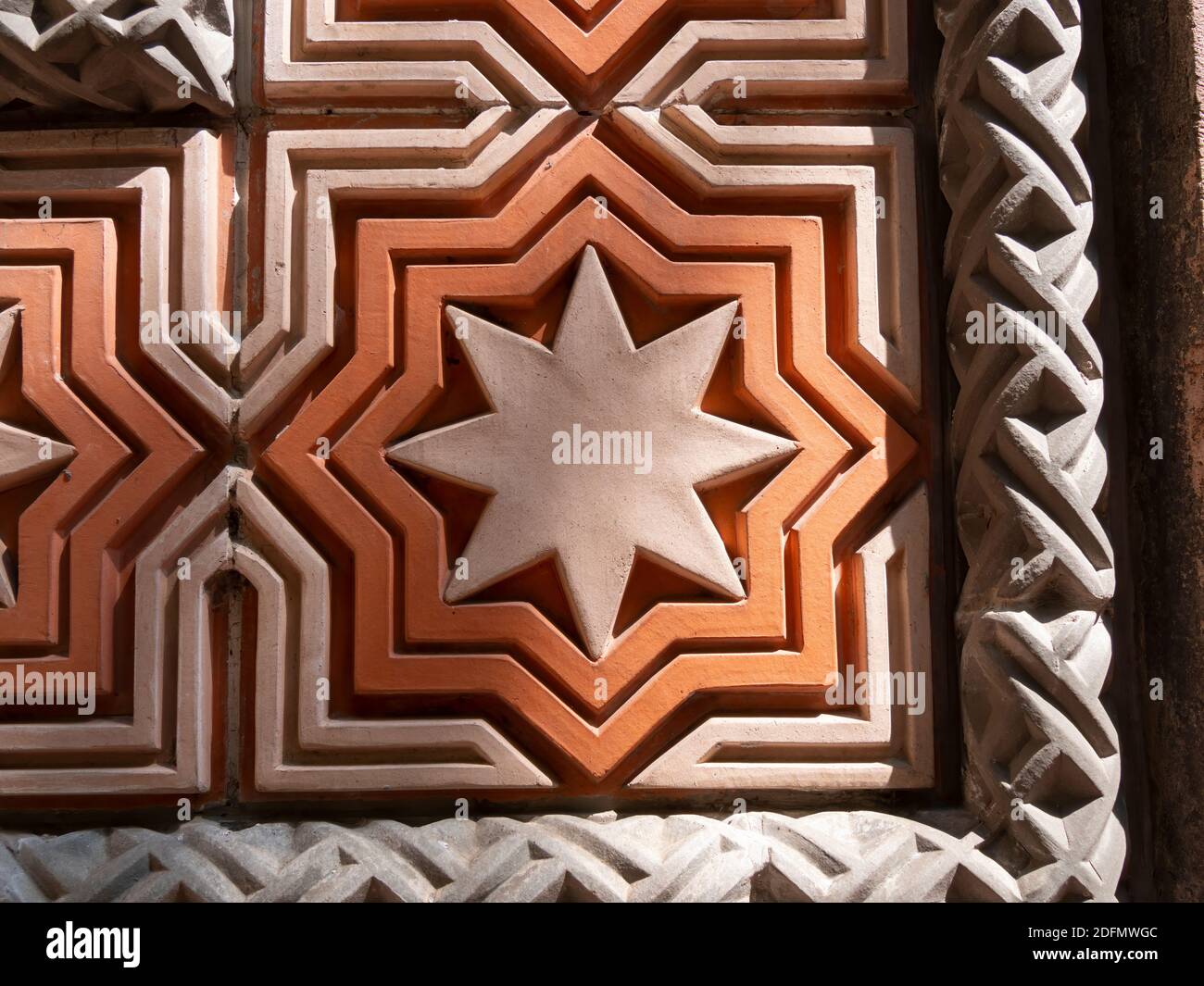 primo piano di una piastrella da parete decorativa al grande sinagoga sulla via dohany Foto Stock