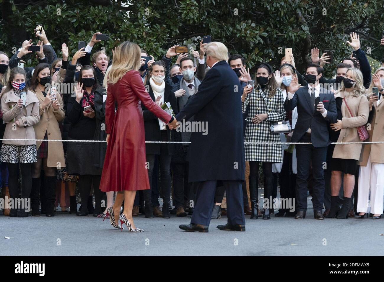 Washington, Stati Uniti. 05 dicembre 2020. Il presidente degli Stati Uniti Donald J. Trump e la First Lady Melania Trump partono dalla Casa Bianca a Washington, DC sabato 5 dicembre 2020 per partecipare a un raduno politico in Georgia. Foto di Chris Kleponis/UPI Credit: UPI/Alamy Live News Foto Stock
