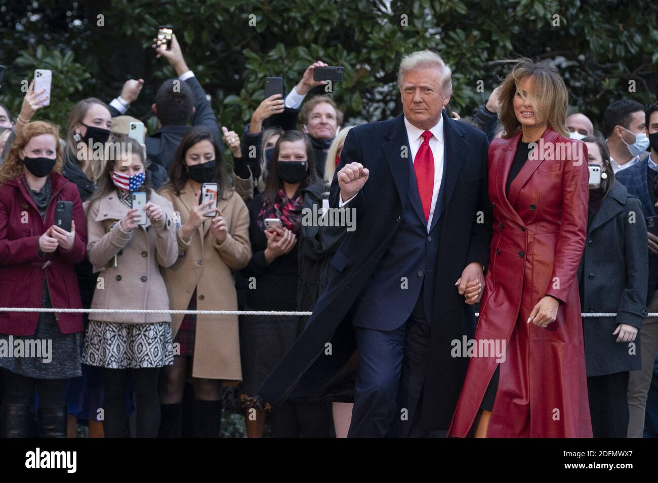 Washington, Stati Uniti. 05 dicembre 2020. Il presidente degli Stati Uniti Donald J. Trump e la First Lady Melania Trump partono dalla Casa Bianca a Washington, DC sabato 5 dicembre 2020 per partecipare a un raduno politico in Georgia. Foto di Chris Kleponis/UPI Credit: UPI/Alamy Live News Foto Stock