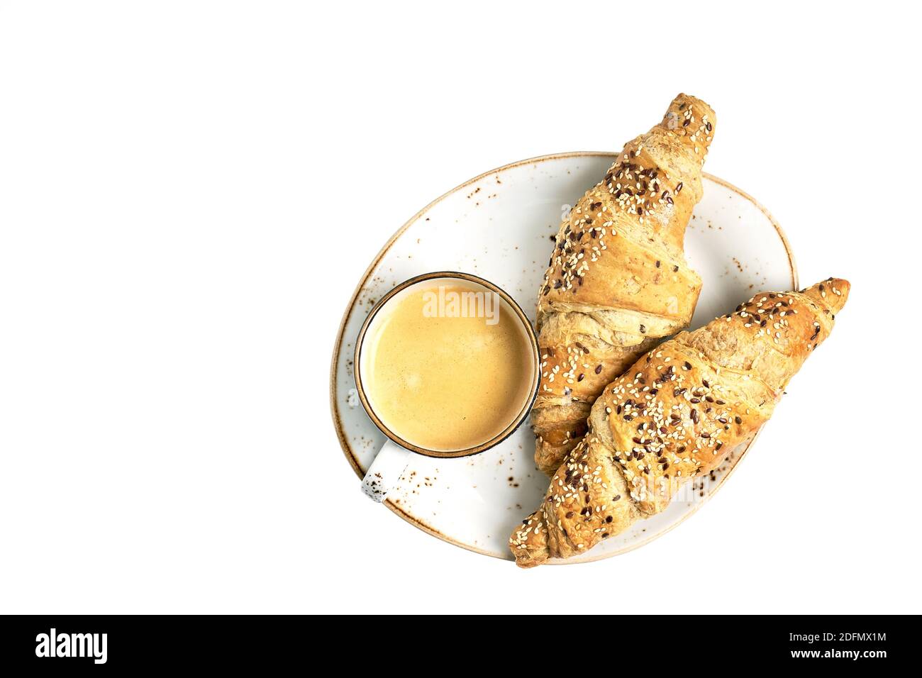 Due croissant e una tazza di caffè isolato su sfondo bianco. Vista dall'alto, spazio di copia Foto Stock