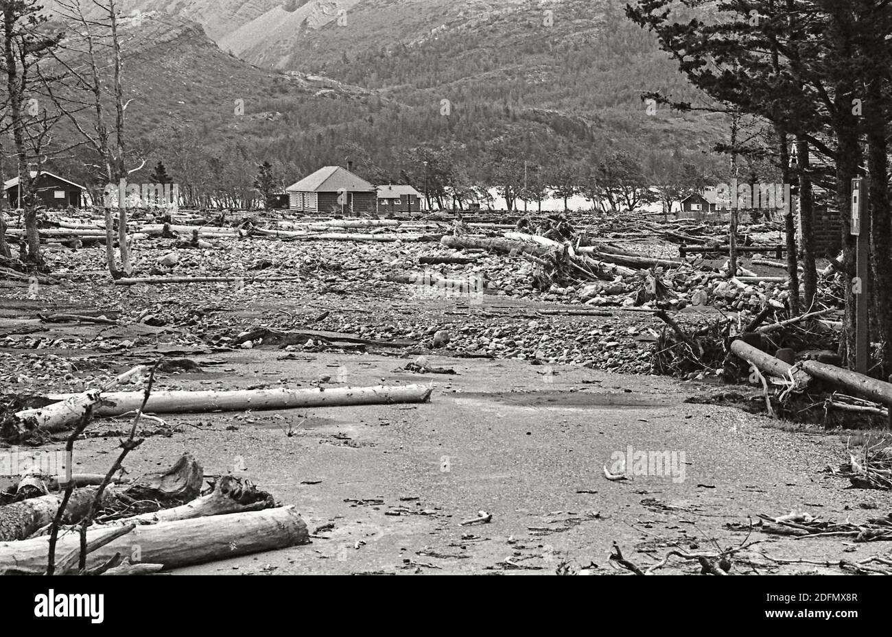 Le inondazioni nel giugno 1975 hanno causato ingenti danni idrici al sito cittadino di Waterton. Parco nazionale di Waterton, Alberta Canada Foto Stock