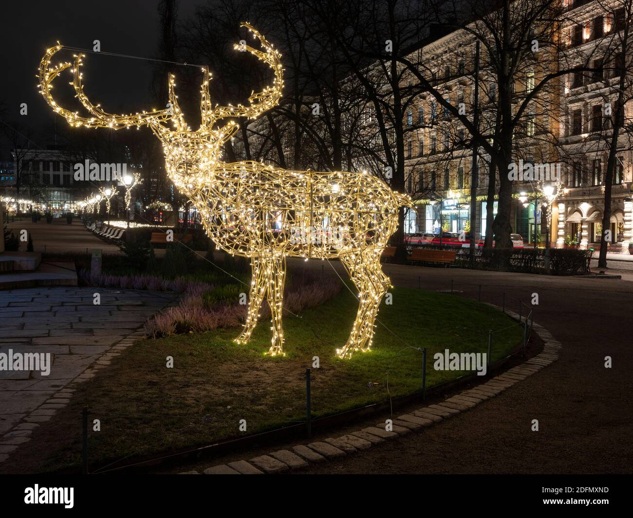 Helsinki/Finlandia - 5 DICEMBRE 2020: La strada del centro di Helsinki è vuota a causa delle restrizioni del coronavirus. Foto Stock