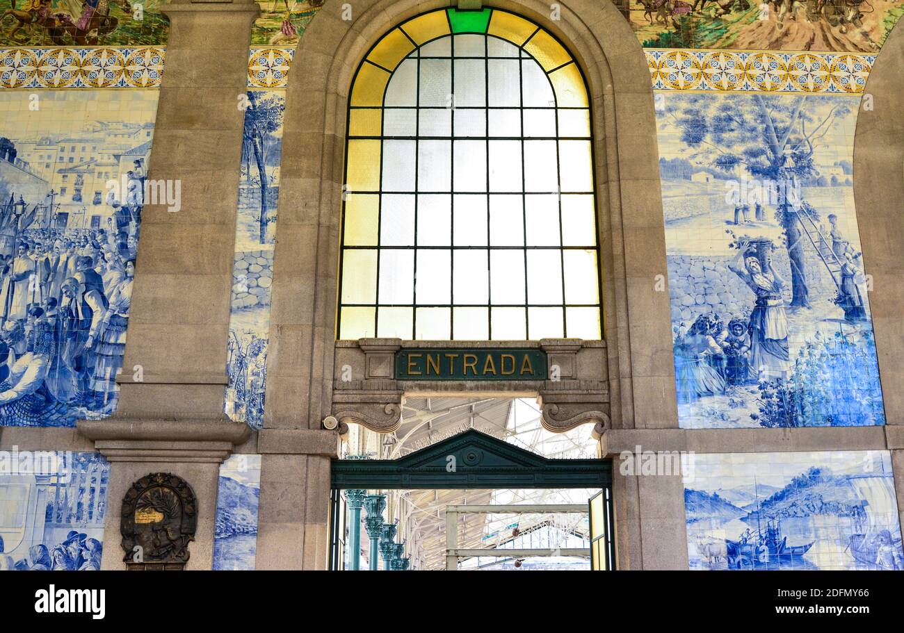 PORTO, PORTOGALLO - 12 AGOSTO 2017: Famosa stazione ferroviaria Sao Bento con pannelli Azulejo Foto Stock