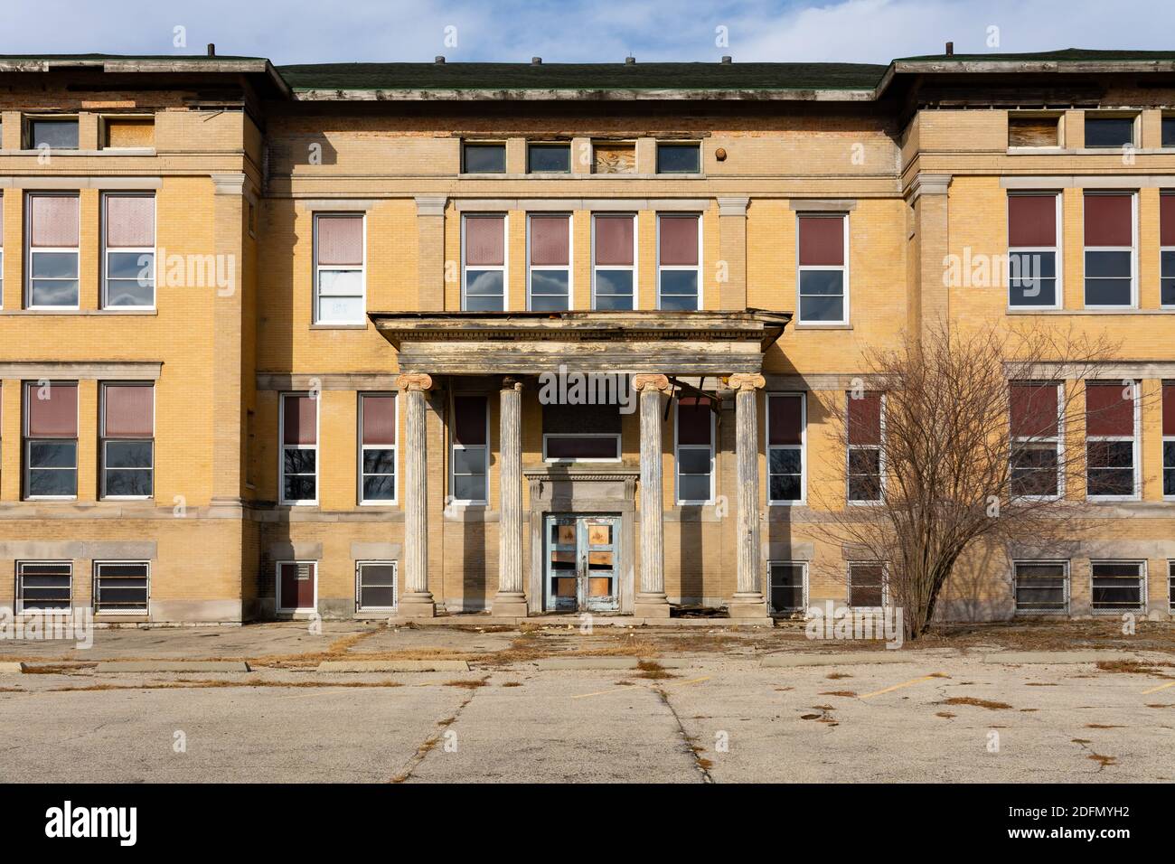 Vecchia scuola abbandonata nella piccola città del Midwest. Polo, Illinois. Foto Stock