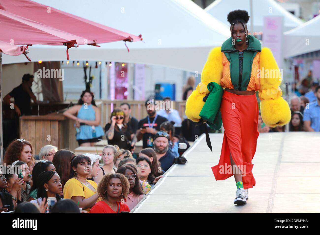 Un modello cammina sulla pista all'Ecole de Mode Marie-Victorin sfilata di moda tenuta durante il Fashion and Design Festival a Montreal, Quebec, Canada Foto Stock