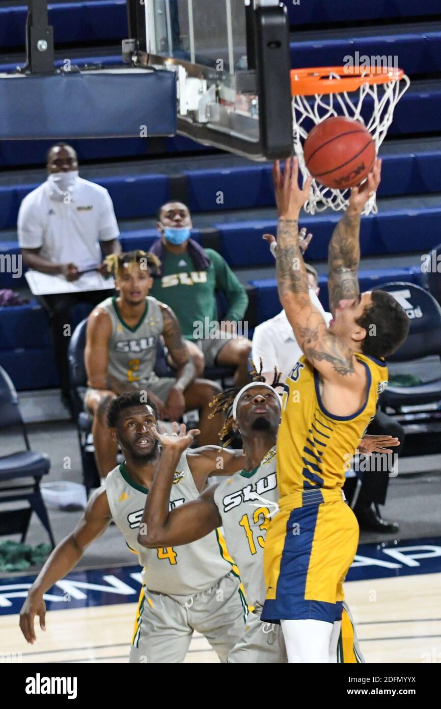 Riverside, California, Stati Uniti. 4 Dicembre 2020. Guardia della California Baptist University Jordan Caruso (10) va in su per un colpo durante il gioco. La CBU Lancers ha ospitato i se Louisiana Lions al CBU Event Center di Riverside. Credit: Ardie Crenshaw/ZUMA Wire/Alamy Live News Foto Stock