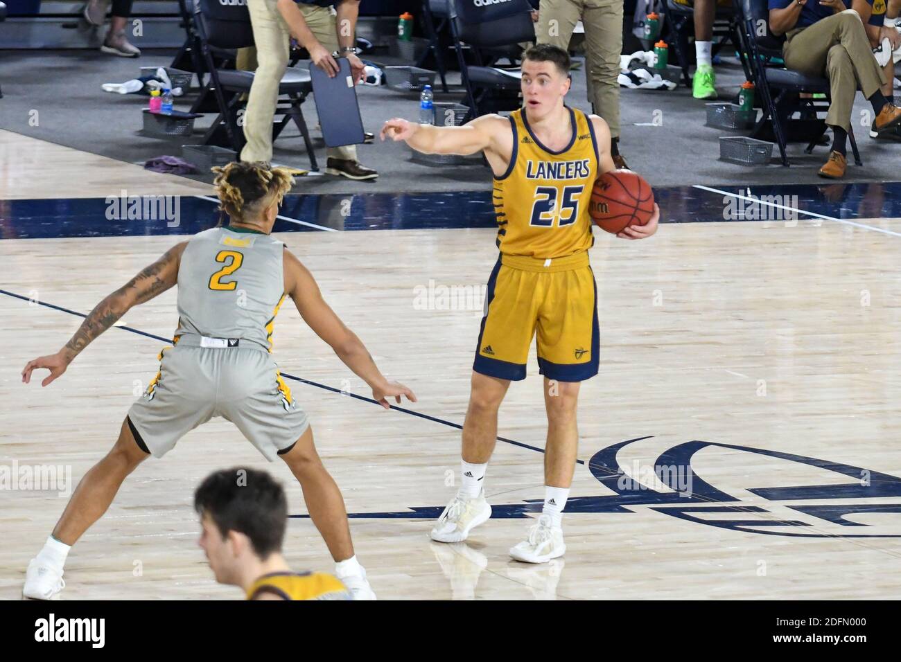 Riverside, California, Stati Uniti. 4 Dicembre 2020. La guardia della California Baptist University Ty Rowell (25) stabilisce il gioco con la guardia della Louisiana se Isiah Kirby (2) che difende durante il gioco. La CBU Lancers ha ospitato i se Louisiana Lions al CBU Event Center di Riverside. Credit: Ardie Crenshaw/ZUMA Wire/Alamy Live News Foto Stock