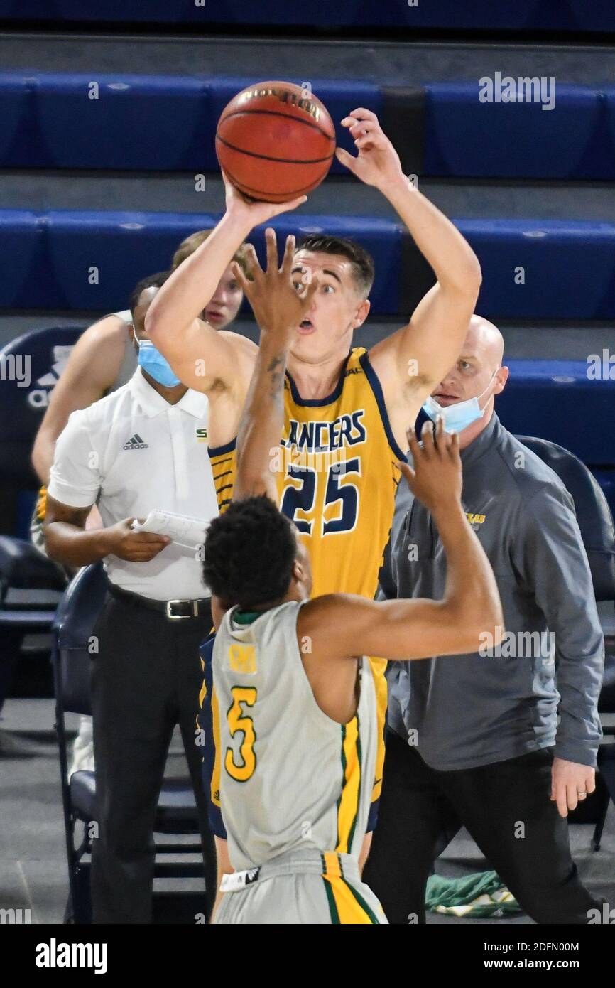 Riverside, California, Stati Uniti. 4 Dicembre 2020. La guardia della California Baptist University Ty Rowell (25) spara 3 punti sulla guardia della Louisiana se Byron Smith (5) durante il gioco. La CBU Lancers ha ospitato i se Louisiana Lions al CBU Event Center di Riverside. Credit: Ardie Crenshaw/ZUMA Wire/Alamy Live News Foto Stock