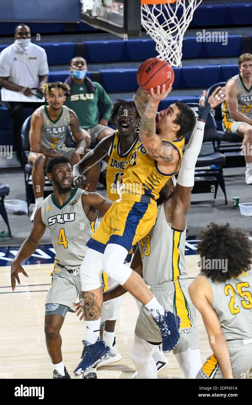 Riverside, California, Stati Uniti. 4 Dicembre 2020. Guardia della California Baptist University Jordan Caruso (10) va in su per un colpo durante il gioco. La CBU Lancers ha ospitato i se Louisiana Lions al CBU Event Center di Riverside. Credit: Ardie Crenshaw/ZUMA Wire/Alamy Live News Foto Stock