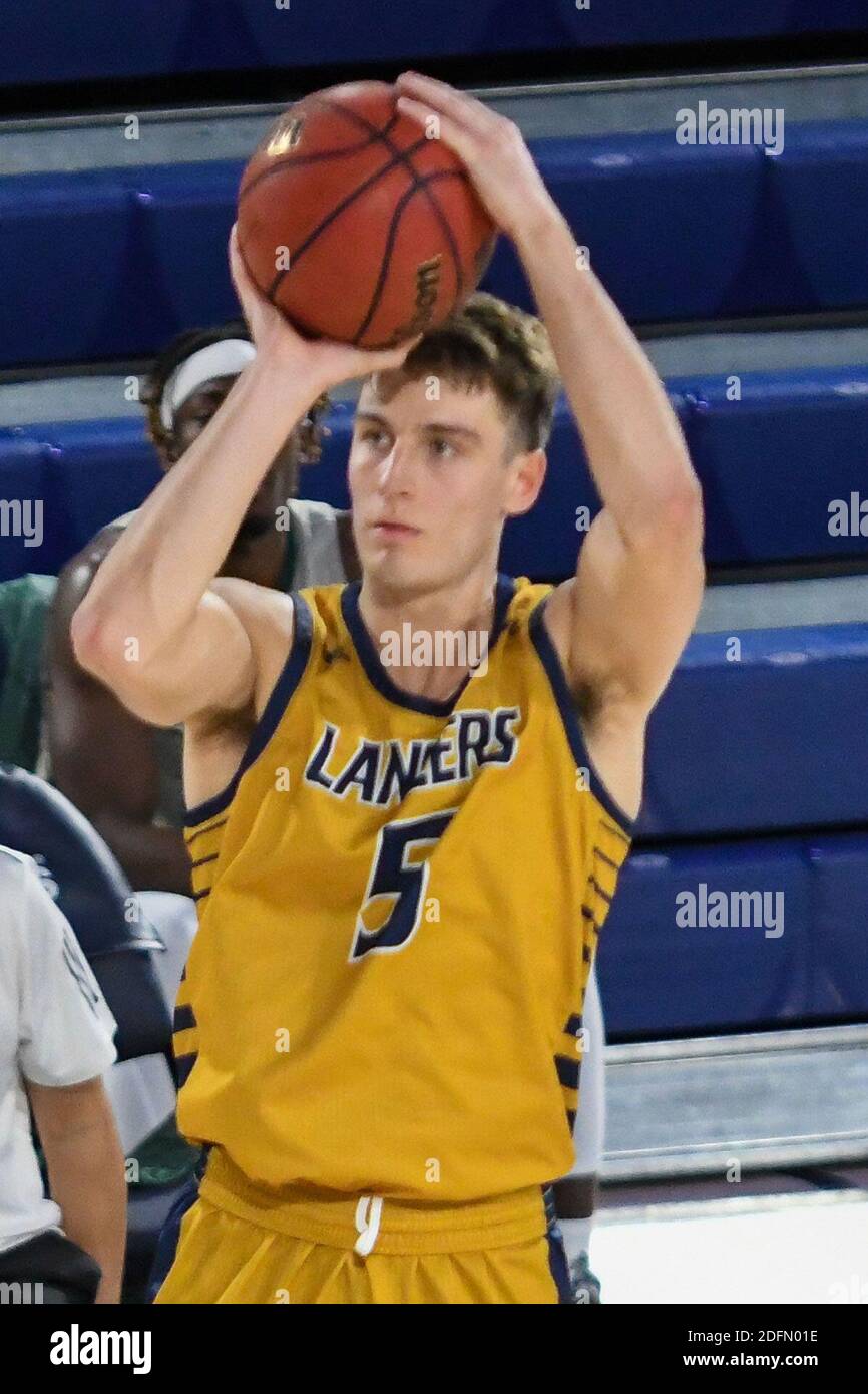 Riverside, California, Stati Uniti. 4 Dicembre 2020. California Baptist University Guard/Forward Reed Nottage (5) prende un tiro di 3 punti con se Louisiana Guard/Forward Gus Okafor (35) difendendo durante il gioco. La CBU Lancers ha ospitato i se Louisiana Lions al CBU Event Center di Riverside. Credit: Ardie Crenshaw/ZUMA Wire/Alamy Live News Foto Stock