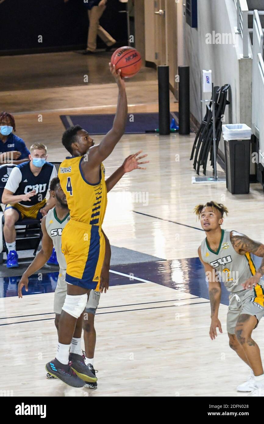 Riverside, California, Stati Uniti. 4 Dicembre 2020. La guardia della California Baptist University Elijah Thomas (4) prende un colpo durante il gioco. La CBU Lancers ha ospitato i se Louisiana Lions al CBU Event Center di Riverside. Credit: Ardie Crenshaw/ZUMA Wire/Alamy Live News Foto Stock