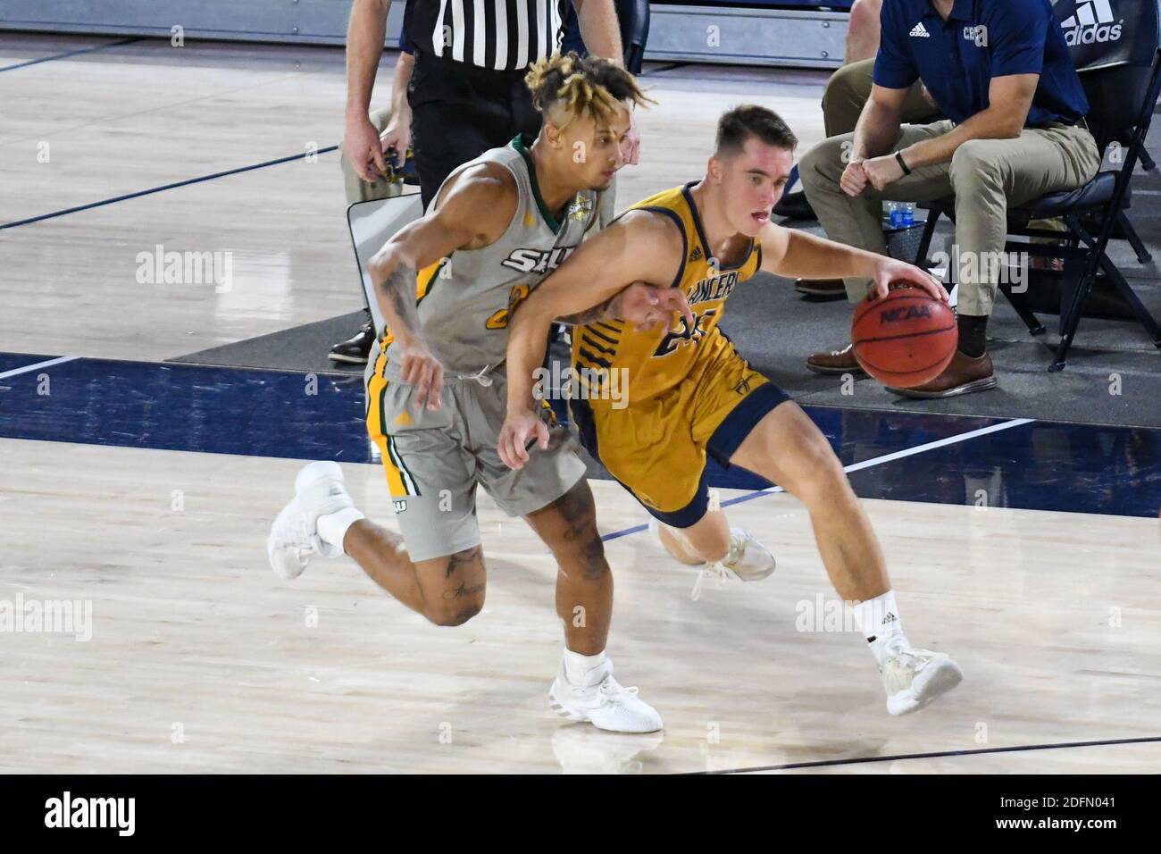 Riverside, California, Stati Uniti. 4 Dicembre 2020. La guardia della California Baptist University Ty Rowell (25) passa davanti alla guardia della Louisiana se Isiah Kirby (2) durante il gioco. La CBU Lancers ha ospitato i se Louisiana Lions al CBU Event Center di Riverside. Credit: Ardie Crenshaw/ZUMA Wire/Alamy Live News Foto Stock