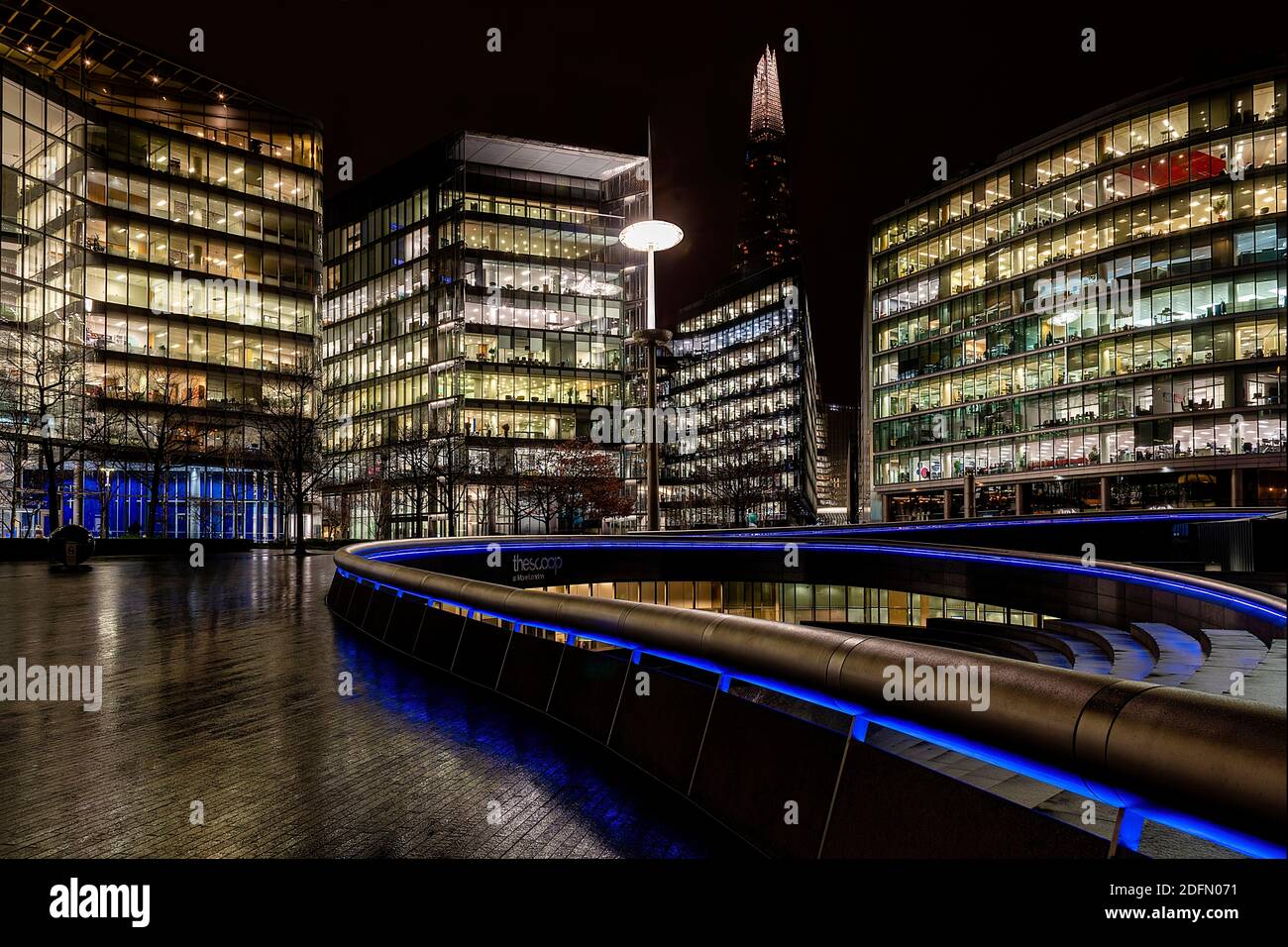 Londra, UK - Jan 2020: The Shard e The Scoop in una notte buia bagnata Foto Stock