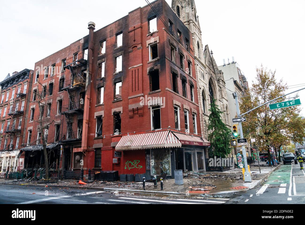 New York, NY - 5 dicembre 2020: Chiesa storica di East Village Middle Collegiate e edificio adiacente distrutto da un incendio sulla 2nd Avenue a Manhattan Foto Stock