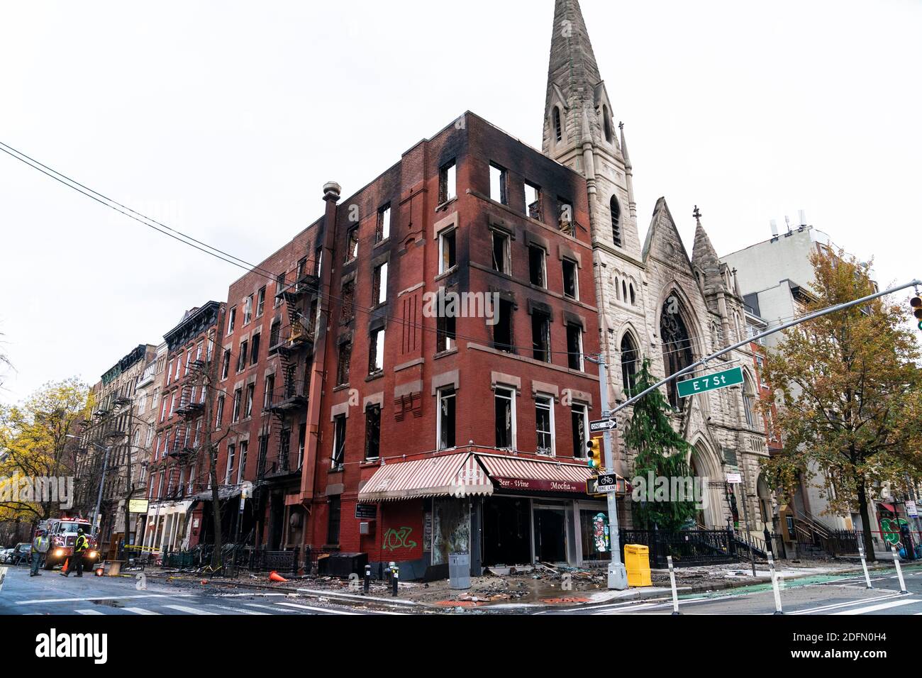 New York, NY - 5 dicembre 2020: Chiesa storica di East Village Middle Collegiate e edificio adiacente distrutto da un incendio sulla 2nd Avenue a Manhattan Foto Stock