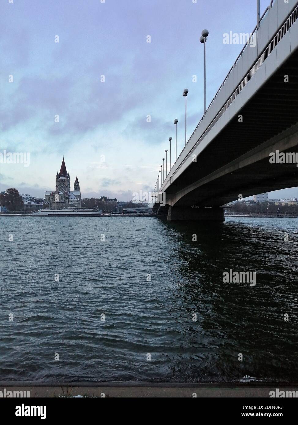 Chiatta sul Danubio nelle prime ore del mattino a Vienna, in Austria. Foto Stock