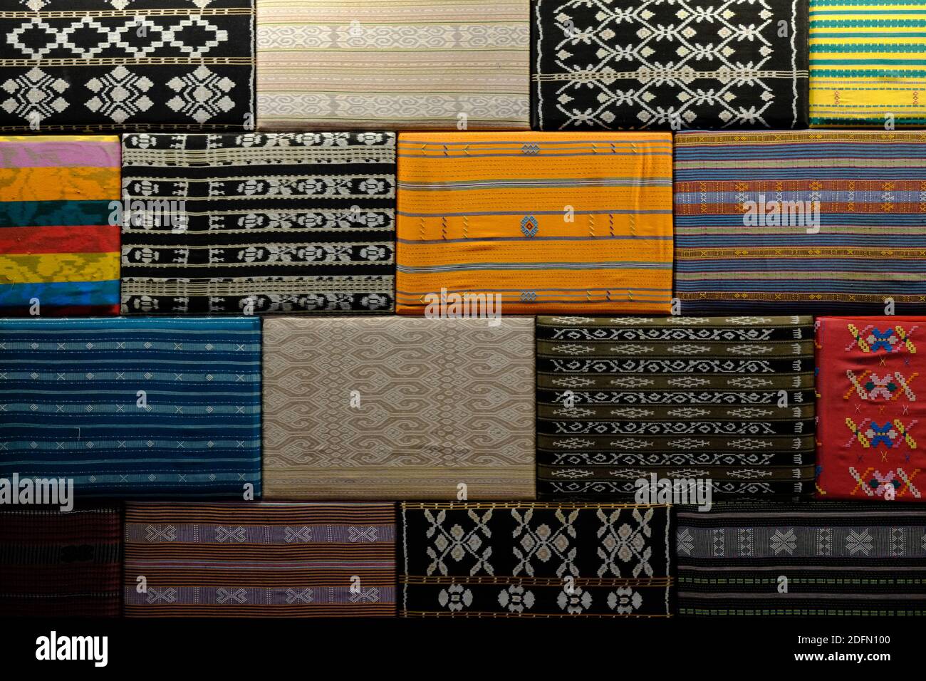 Indonesia Kupang - Scarpe tessuti a mano mercato tradizionale Foto Stock