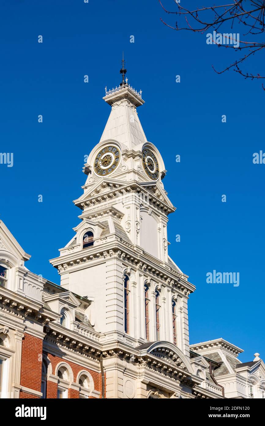 Torre dell'orologio sul vecchio tribunale nella piccola città del Midwest. Cambridge, Illinois, Stati Uniti Foto Stock
