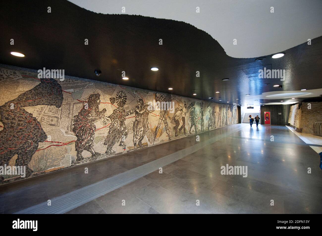 Installazione di opere d'arte all'interno della stazione metropolitana di Toledo, Napoli Foto Stock