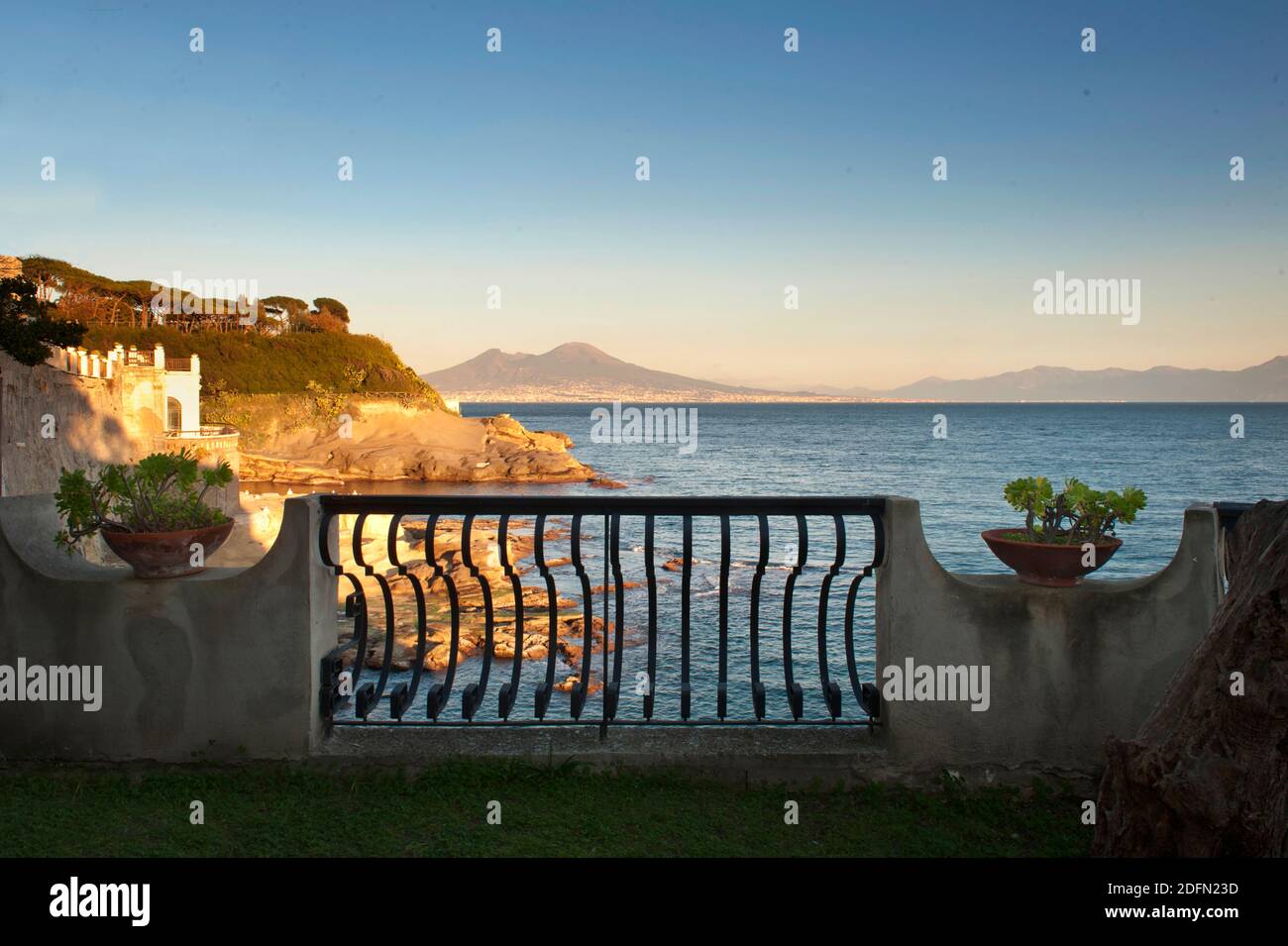 Vista sul Vesuvio da Marechiaro, Napoli Foto Stock