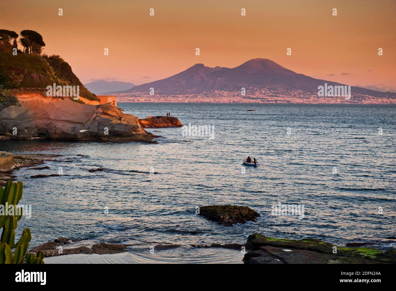 Vista sul Vesuvio da Marechiaro, Napoli Foto Stock