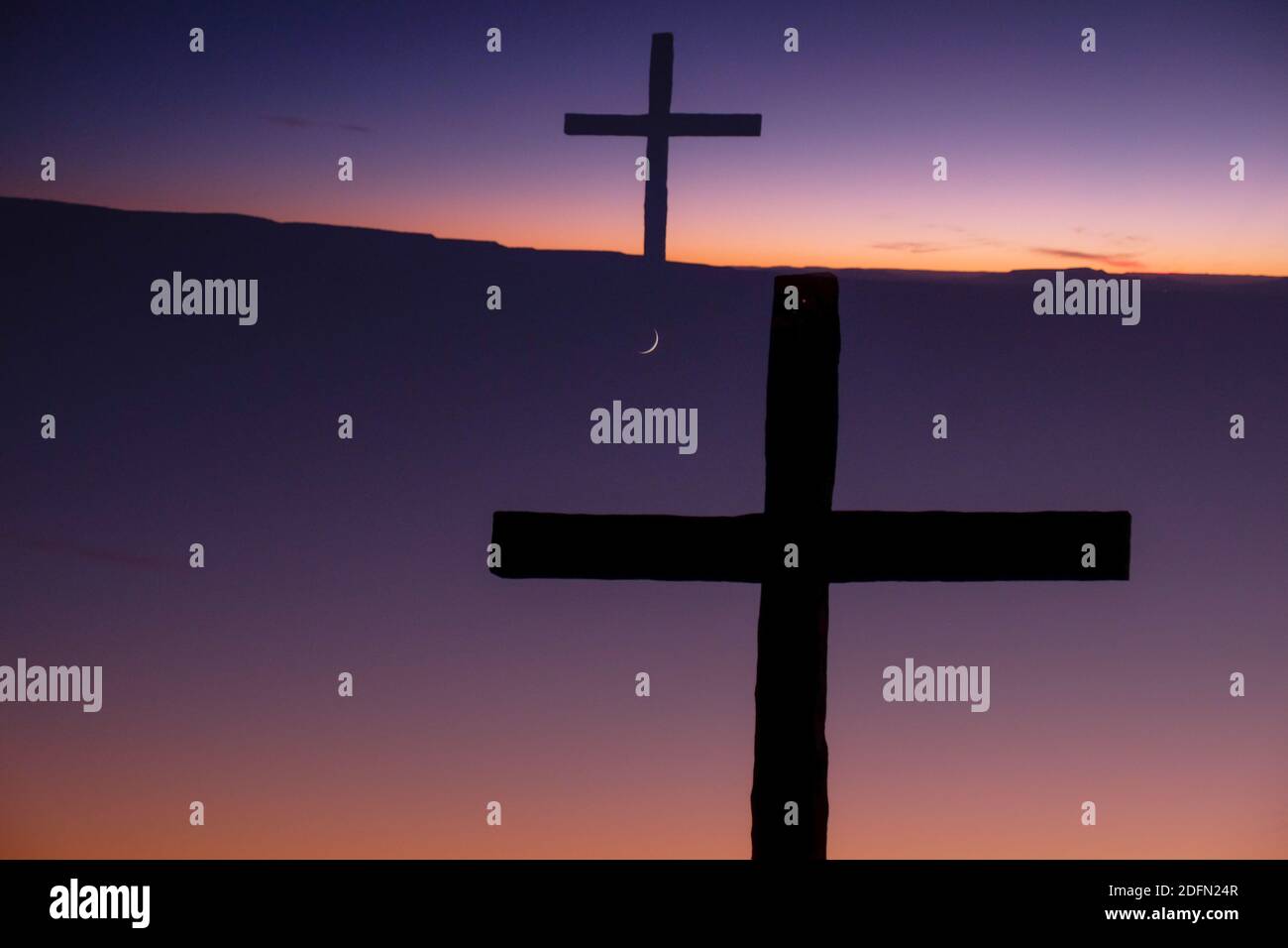 Doppia esposizione di una croce e luna crescente contro il cielo notturno, San Luis, Colorado, USA Foto Stock