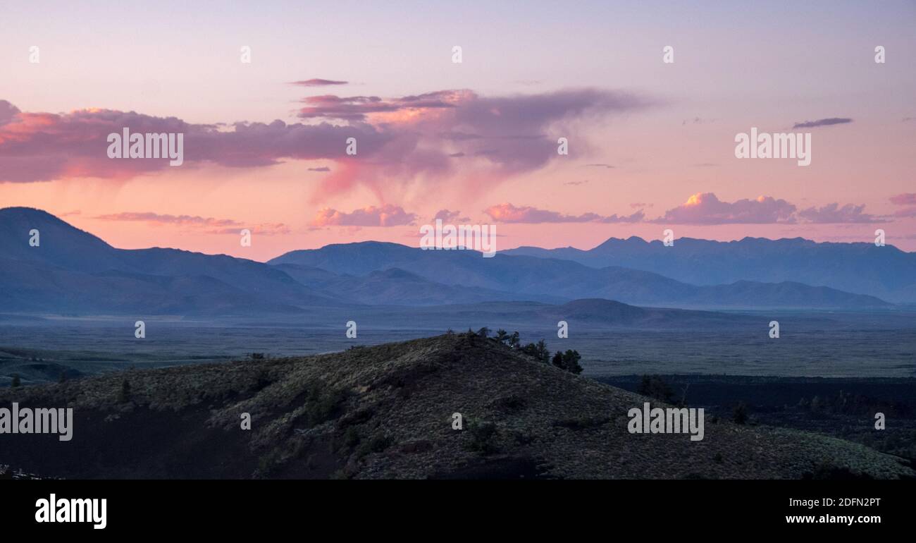 Crateri della Luna, Idaho, nuvole rosa e montagne al tramonto, spazio per la copia Foto Stock